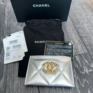 CHANEL 19 CARD HOLDER
Shiny Lambskin, Gold-Tone, Silver-Tone. Silver leather.